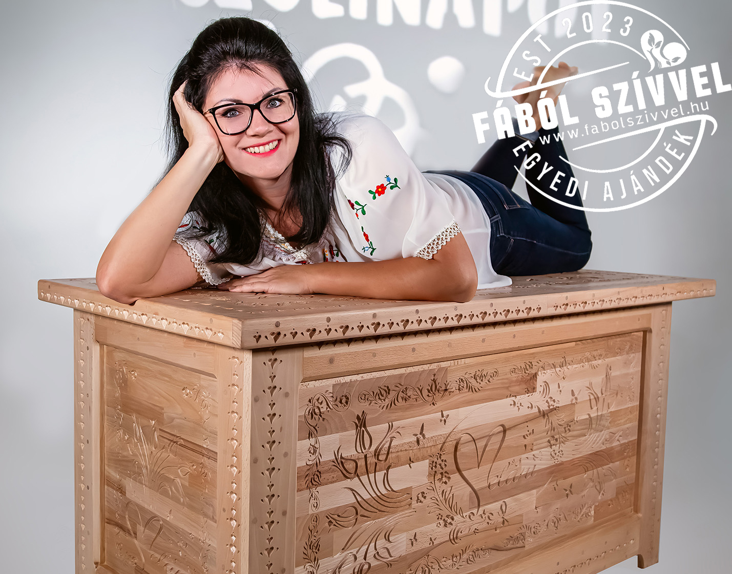 „Születésnapi tulipános ládám – egy különleges ajándék édesapámtól, aki azért sajátította el a famegmunkálás minden apró részletét, hogy eltudja készíteni nekem ezt a gyönyörűséget. Minden alkotás egy út, egy történet…”