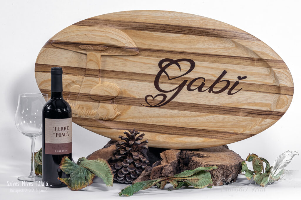 Nagyméretű, egyedi készítésű tálaló. Anyaga: Koto, Akác, Amerikai dió Kezelés: Organikus favédelem prémium olajjal, balzsammal és viasszal, hogy a fa természetes szépsége megmaradjon és tartós legyen. Méretek: 700 x 375 x 25 mm Elkészítési idő: 5 nap